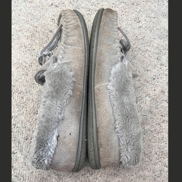 Classic Grey Leather Minnetonka Moccasin Style Faux Fur Slippers Women's Size 8 - Picture 6 of 8